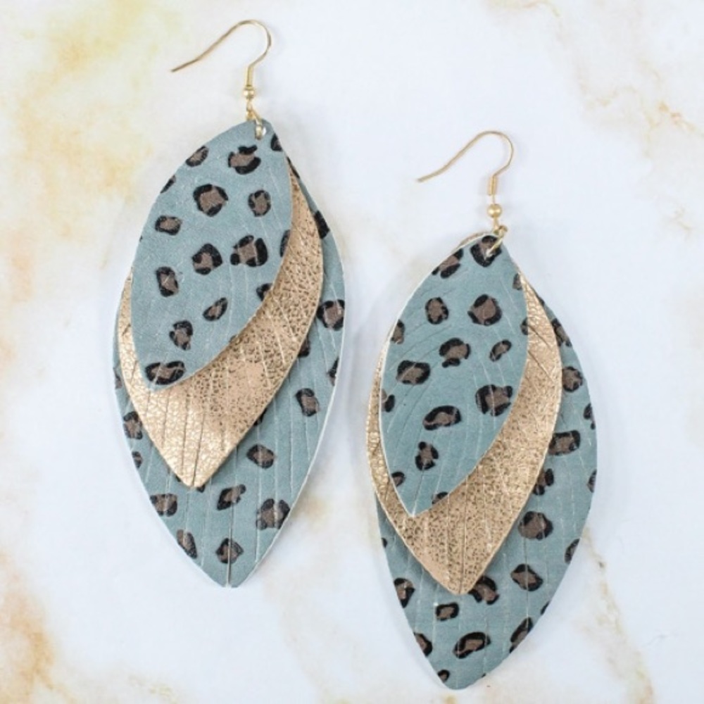 NWT! Boutique Soft Blue & Gold Drop Earrings! 🌸